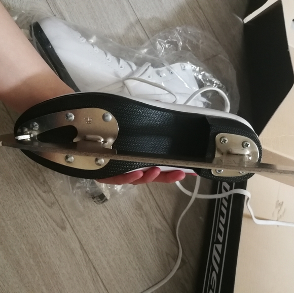 Kids/youth figure skates & helmet - Picture 7 of 10